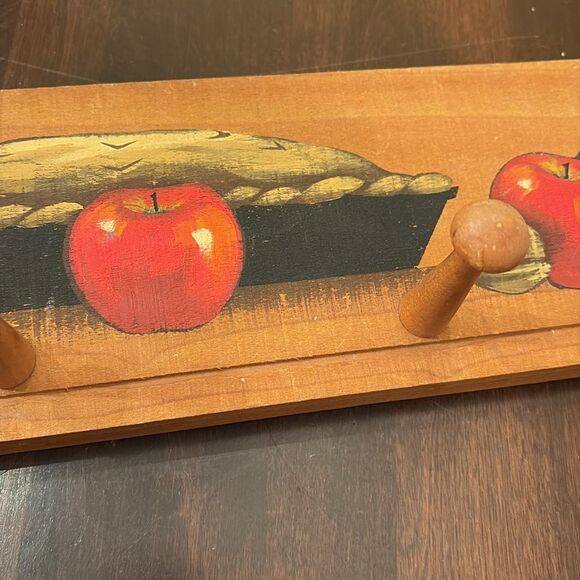 Hand painted pegboard apple pie - Picture 3 of 5